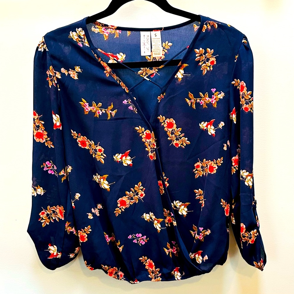Midnight Sky Floral Navy Women's Top Size Small pristine p-p 18.5” s-h 23”